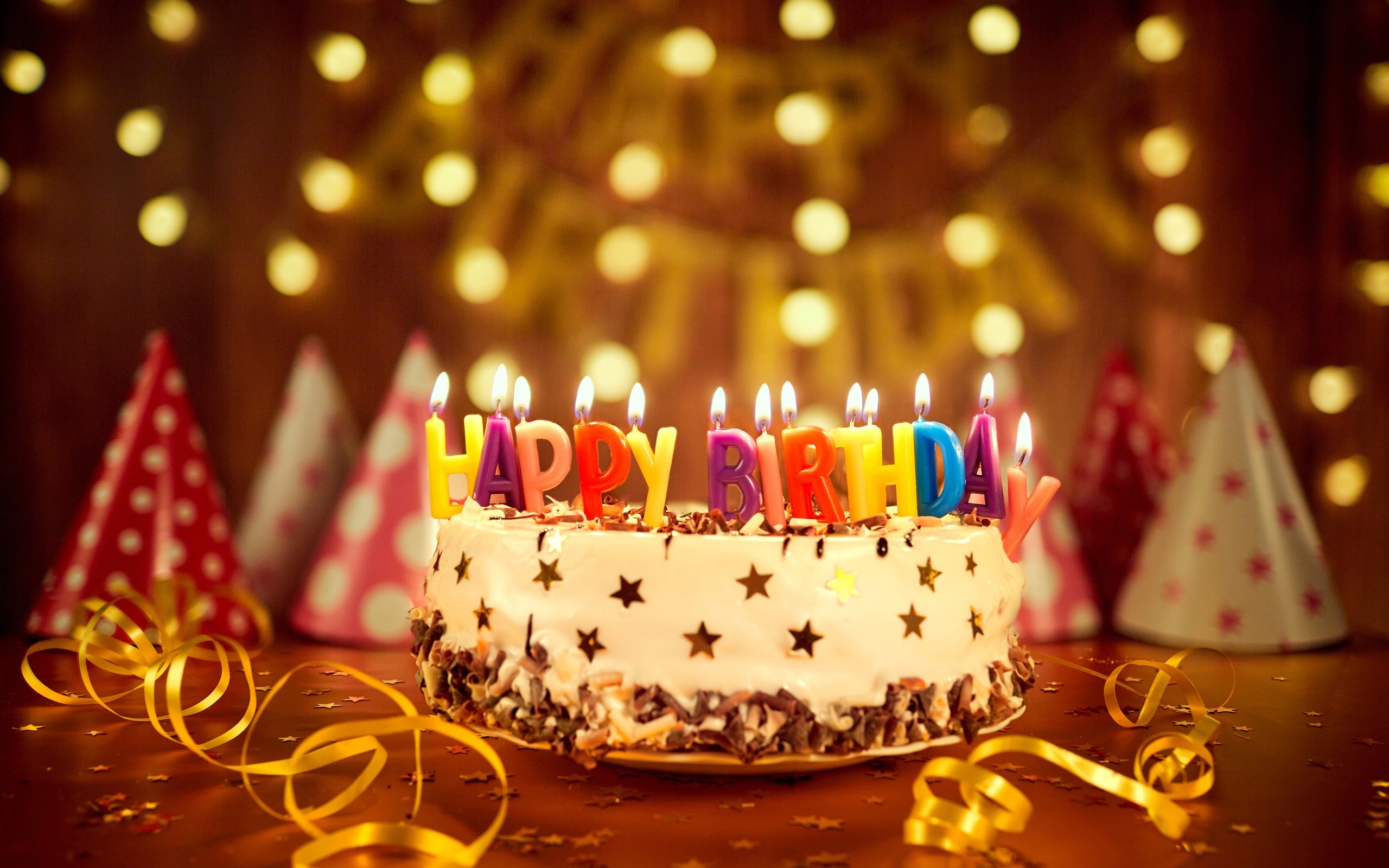 С днём рождения открытки с поздравлениями с днём рождения , торт со свечами С днём рождения , открытки, картинки поздравления в день рождения , красивые с изображением торта со свечами , яркие , торт , свечи с днём рождения , яркость красок.