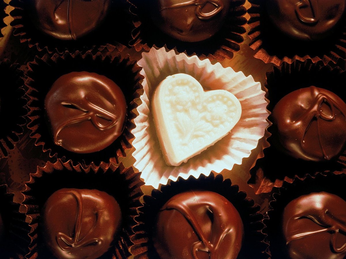 Всемирный день шоколада , открытка с праздником день шоколада , шоколадные конфеты Картинка,открытка с праздником день шоколада  праздник отмечают ежегодно 11 июля,родина праздника Франция в 1995 году положили начало этому празднику,на открытке шоколадные конфеты